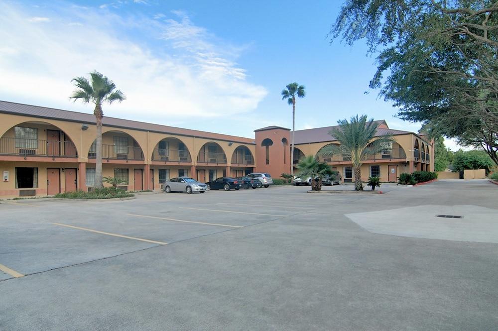 Super 8 By Wyndham Houston Webster Nasa Ξενοδοχείο Εξωτερικό φωτογραφία